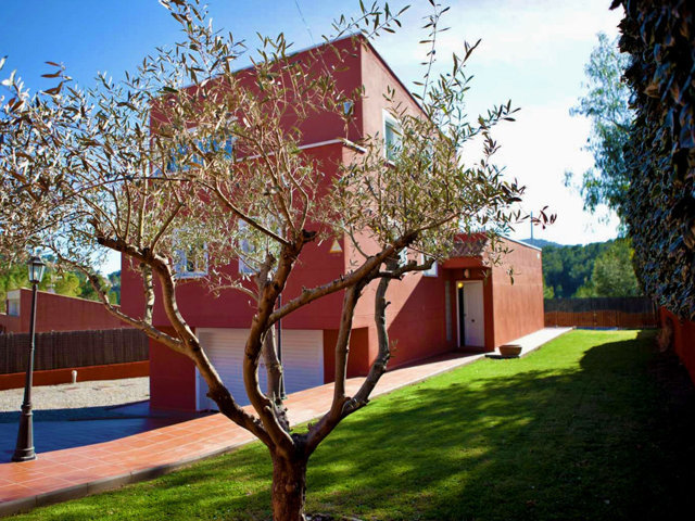 Fachada granate del chalet para vacaciones