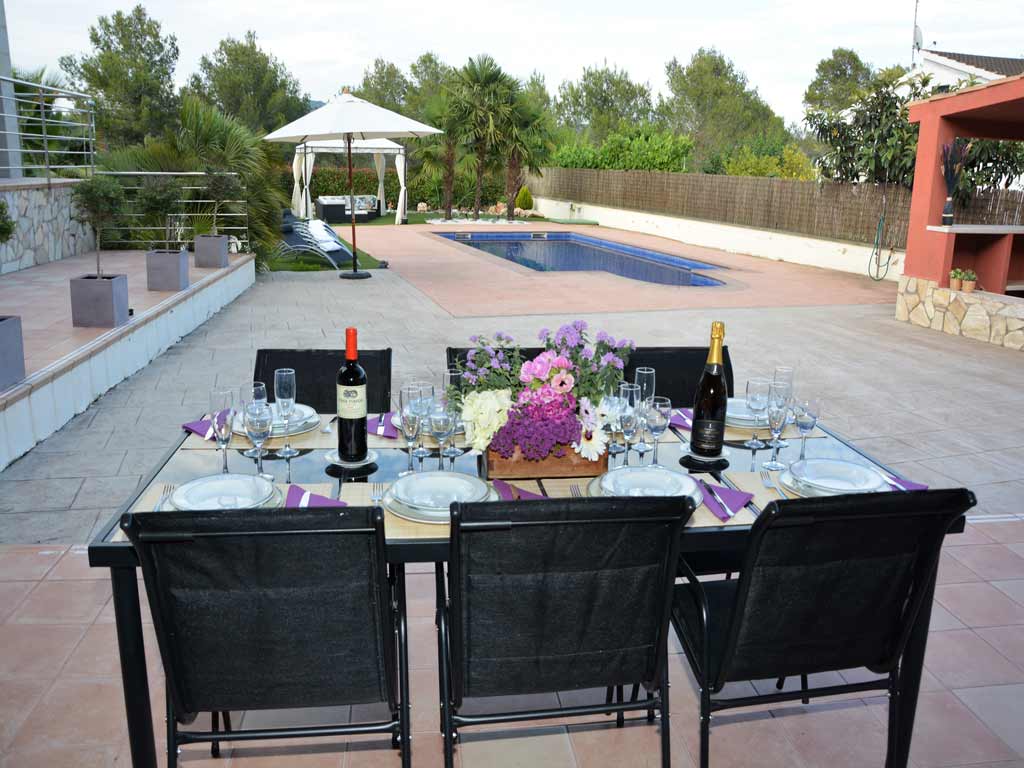 Villa Sitges con comedor exterior.