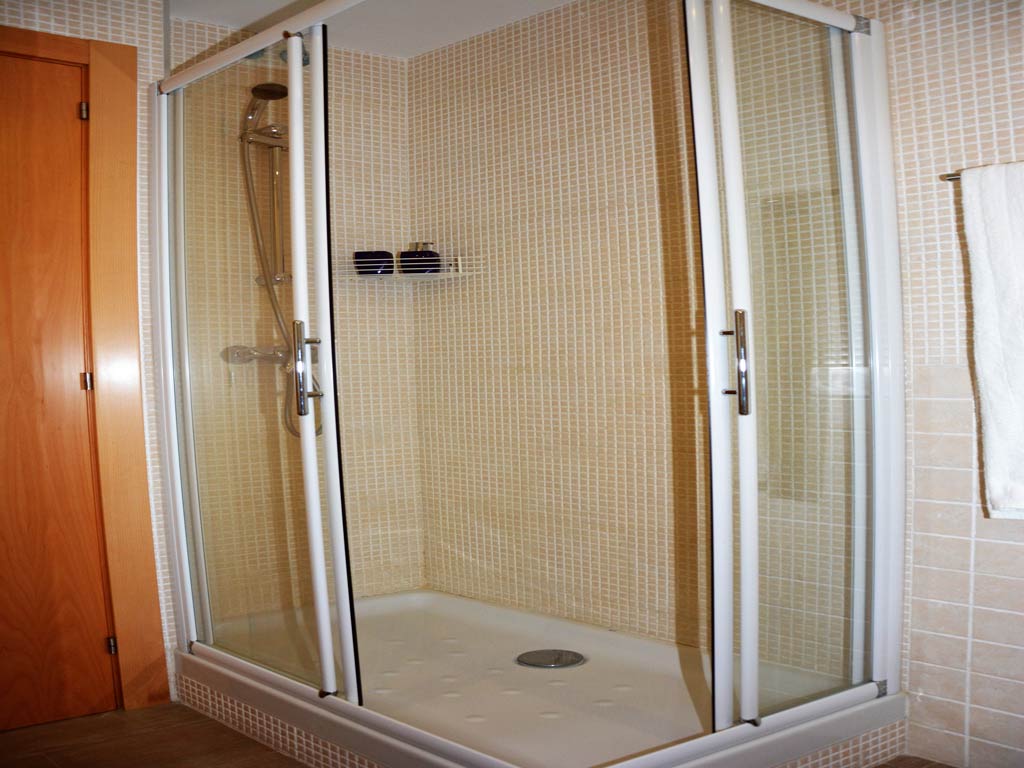 Villa Sitges con baño moderno.