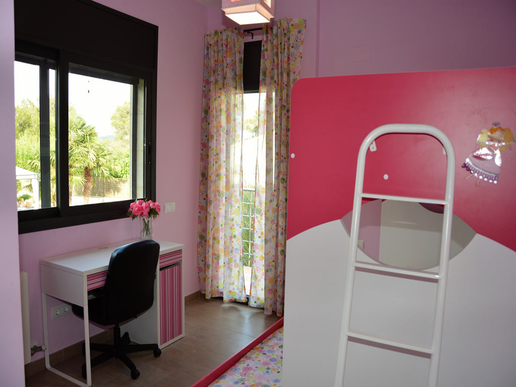 Villa Sitges con habitación para niños.