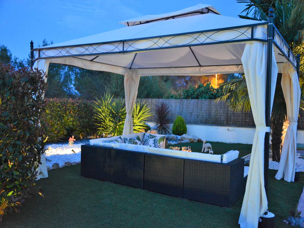 Villa Sitges de noche con chill-out.