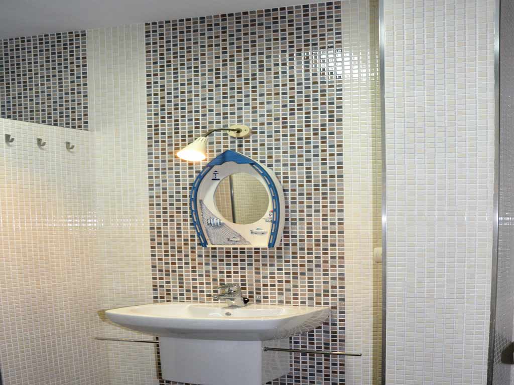 Villa Sitges con baño con espejo.