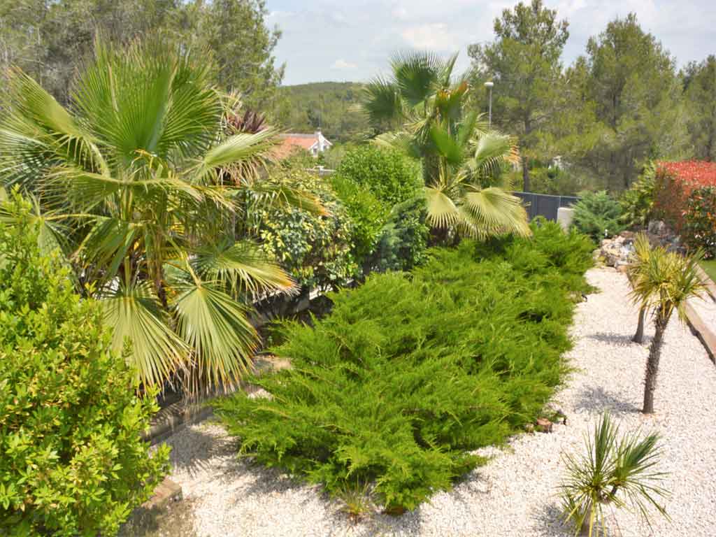 Villa Sitges con frondosa vegetación.