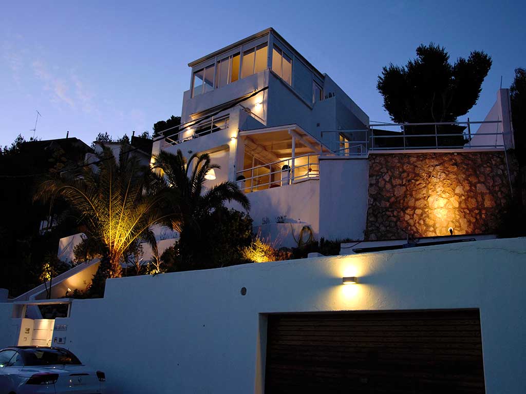 Casa de verano con piscina en Sitges por la noche