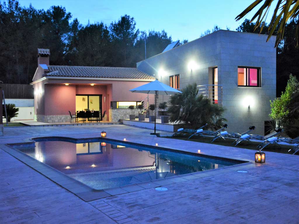 Villa Sitges de noche con piscina.