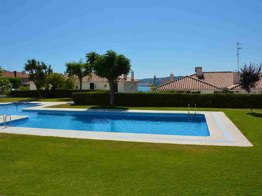 piscina comunitaria del apartamento de sitges para vacaciones