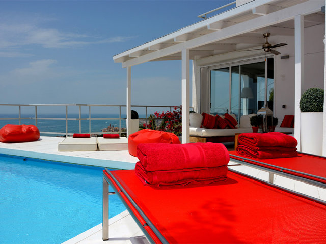 terraza y vistas de la casa de verano con piscina