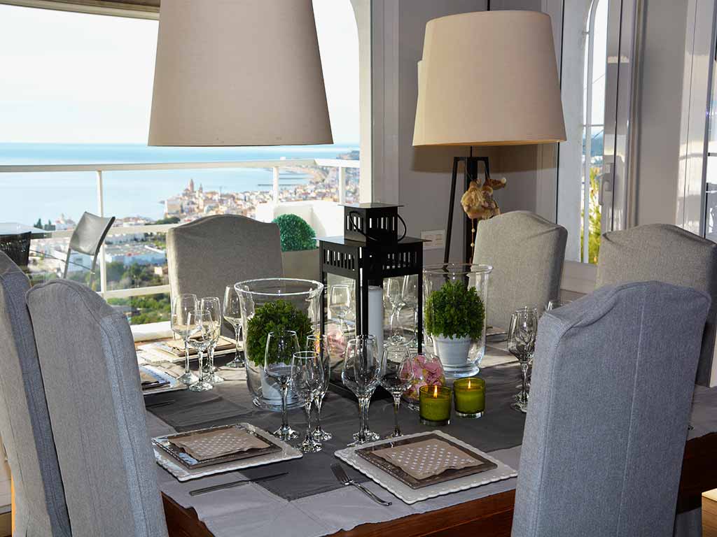 Casa de verano con piscina en Sitges: comedor interior con vistas al mar