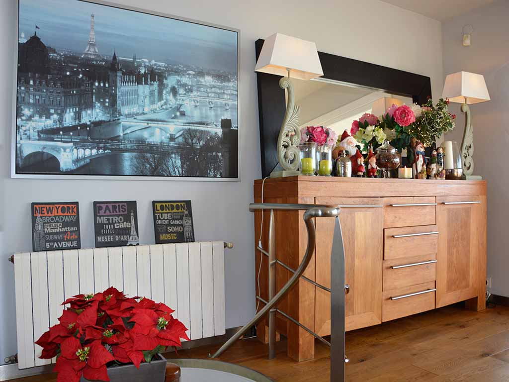 Casa de verano con piscina en Sitges decorada para Navidad