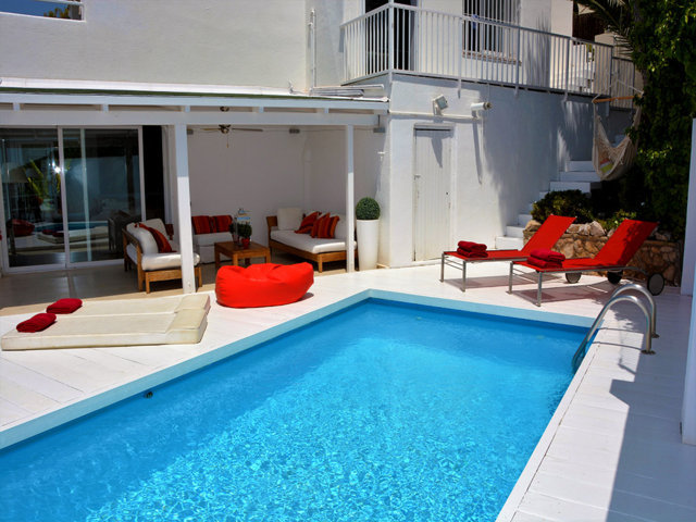 gran terraza exterior de la casa de verano con piscina