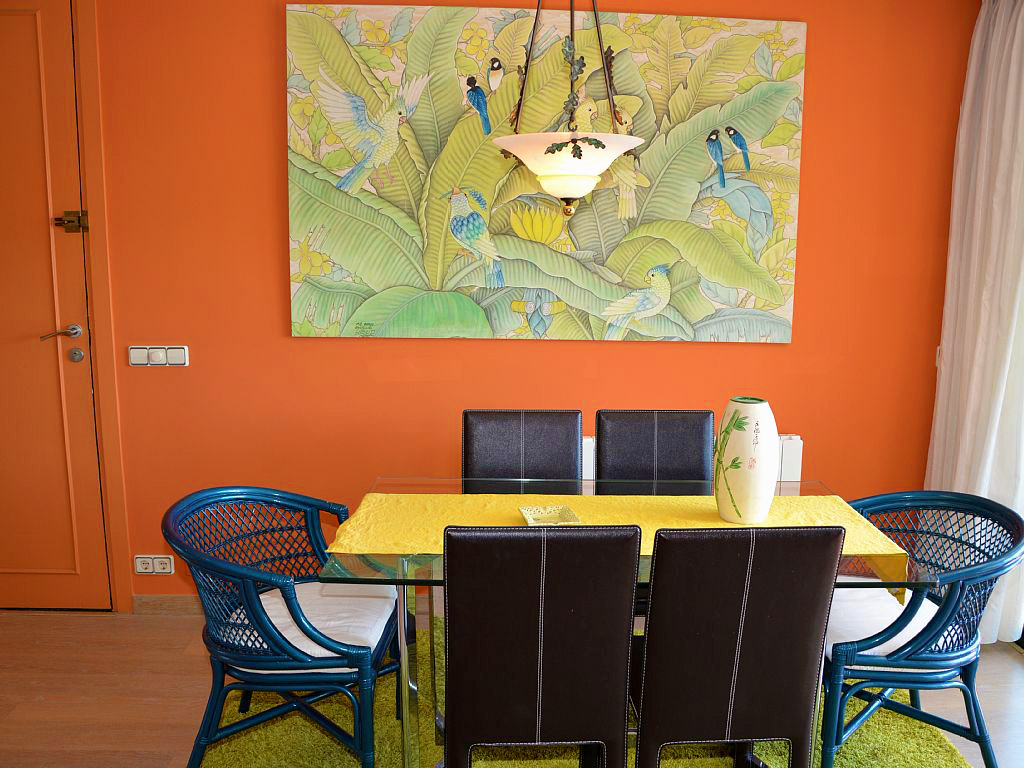apartamento de sitges para vacaciones y su comedor para 8 personas