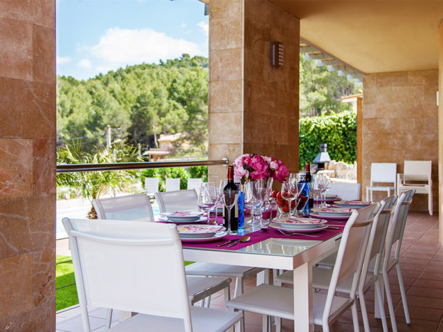 Comedor fresco al aire libre en el chalet con piscina privada en Sitges