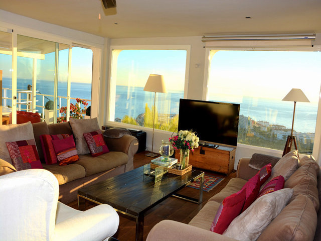 salón y vistas sobre sitges de la casa de verano con piscina en la levantina