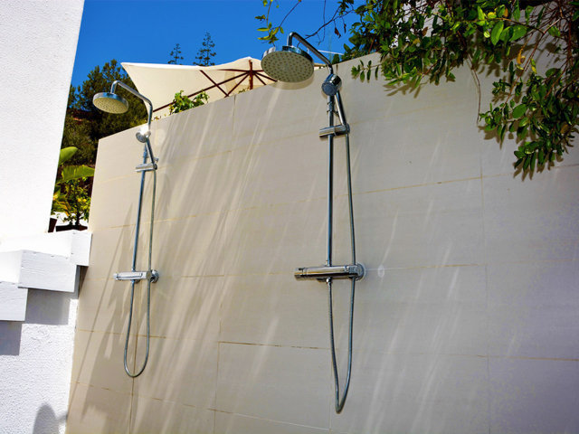 duchas bajo el cielo azul de sitges en la casa de verano con piscina