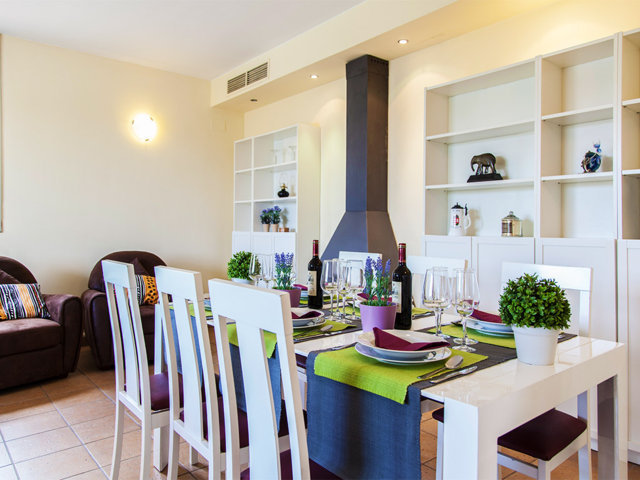 Comedor interior y acogedor del chalet con piscina privada en Sitges