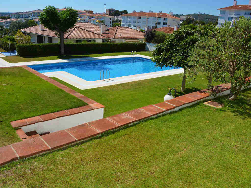 gran piscina del apartamento de sitges para vacaciones