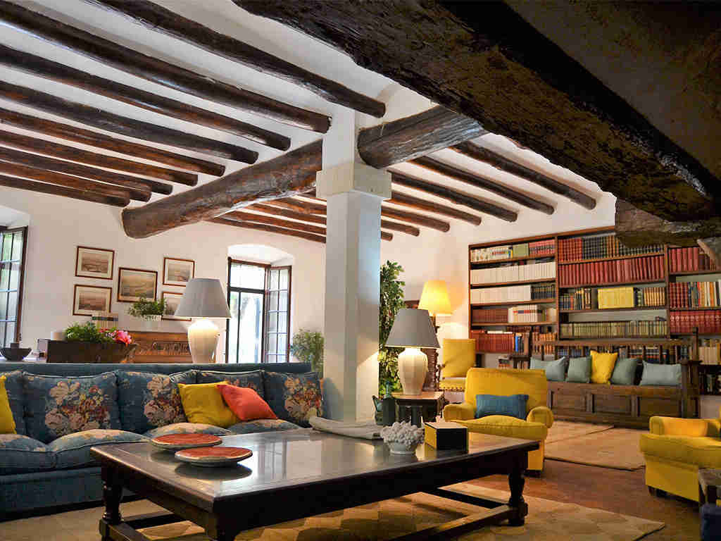 casa rural en sitges y su acogedor salón