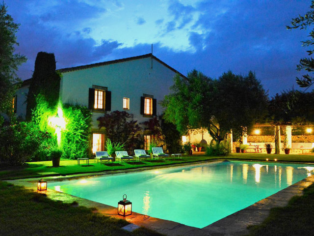 casa rural en sitges de noche