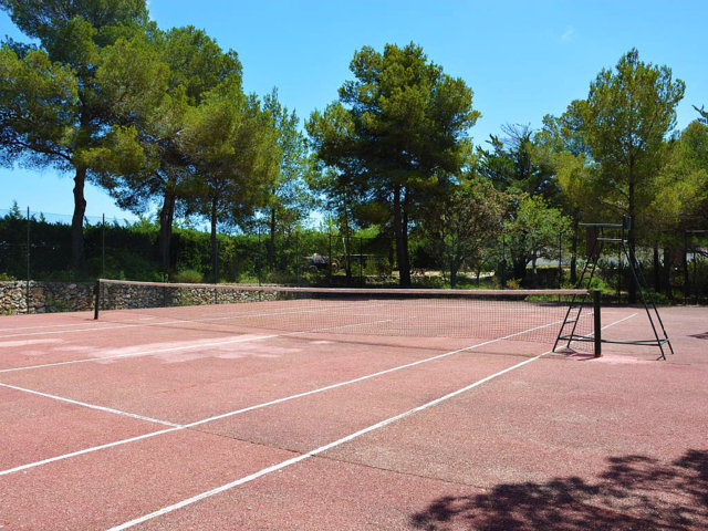 pista de tenis y frontón en la casa rural en sitges