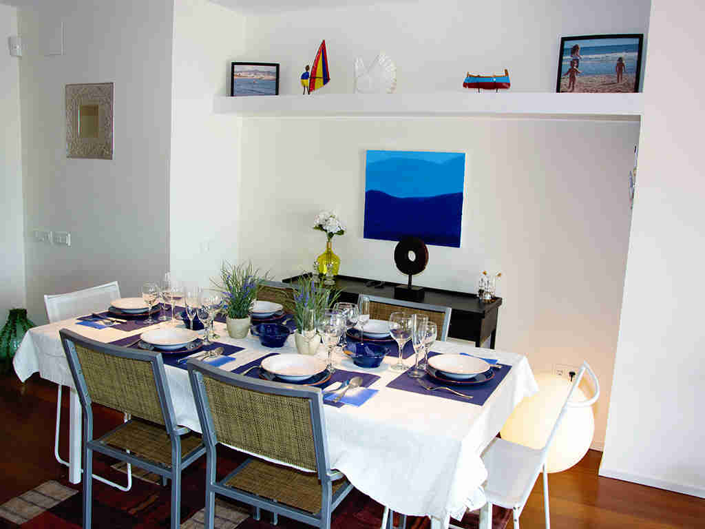 apartamentos vacacionales en sitges con comedor salón