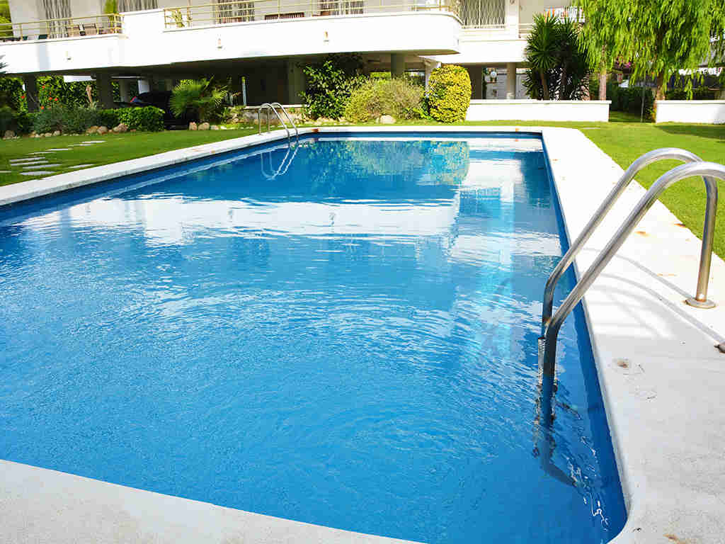 apartamentos vacacionales en sitges con piscina