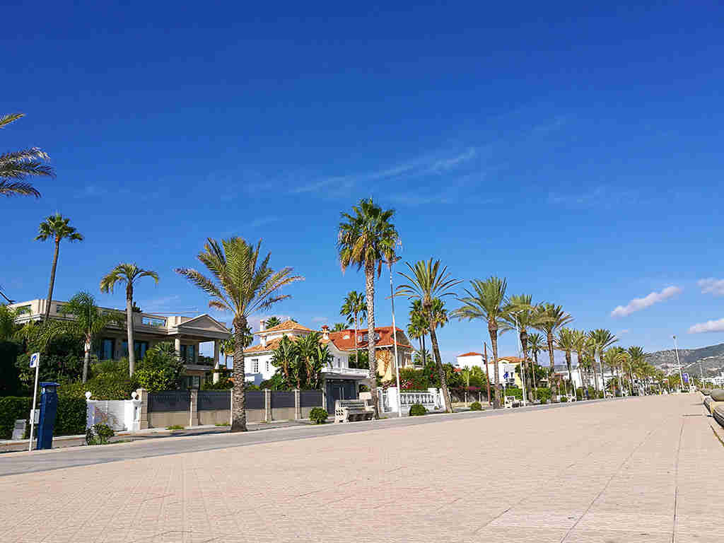 el bonito paseo marítimo de sitges