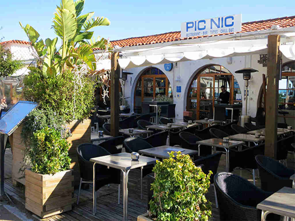 restaurants in sitges promenade near the sea