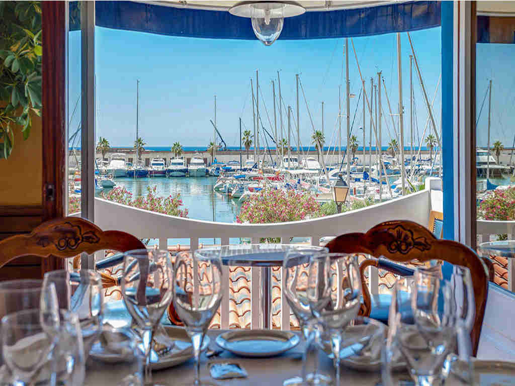 restaurants in sitges port with a view on piers