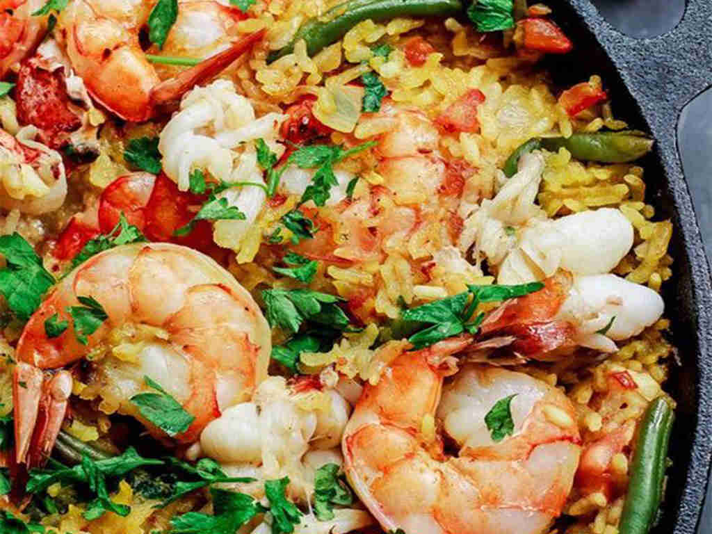 paella en sitges de gambas y verduras