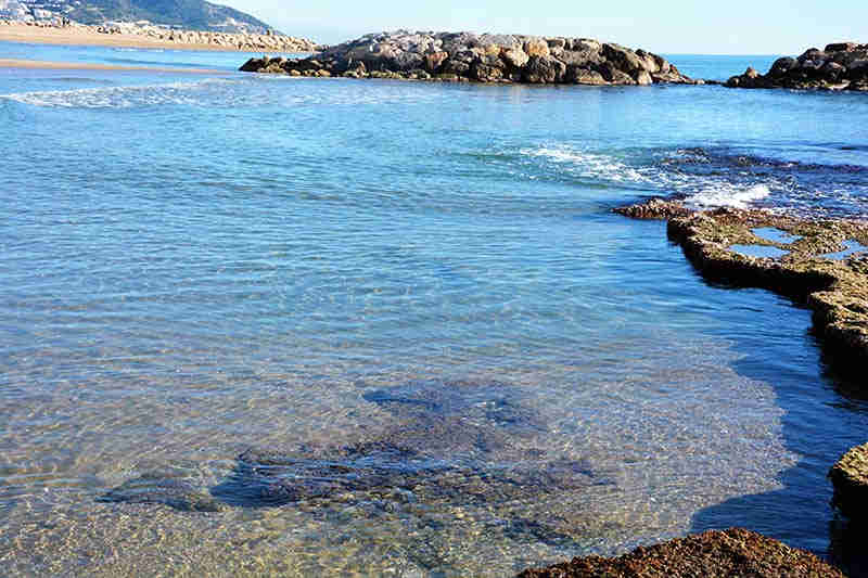 Vacaciones en Sitges en familia en sus playas de agua cristalina