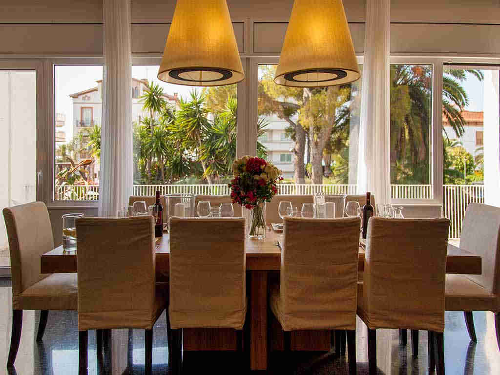 Villa vacacional en Sitges: comedor interior