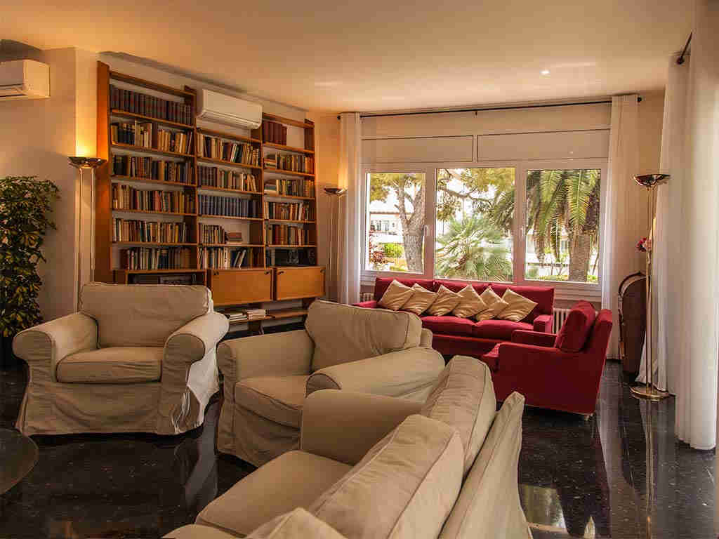 Villa vacacional en Sitges: salón con biblioteca