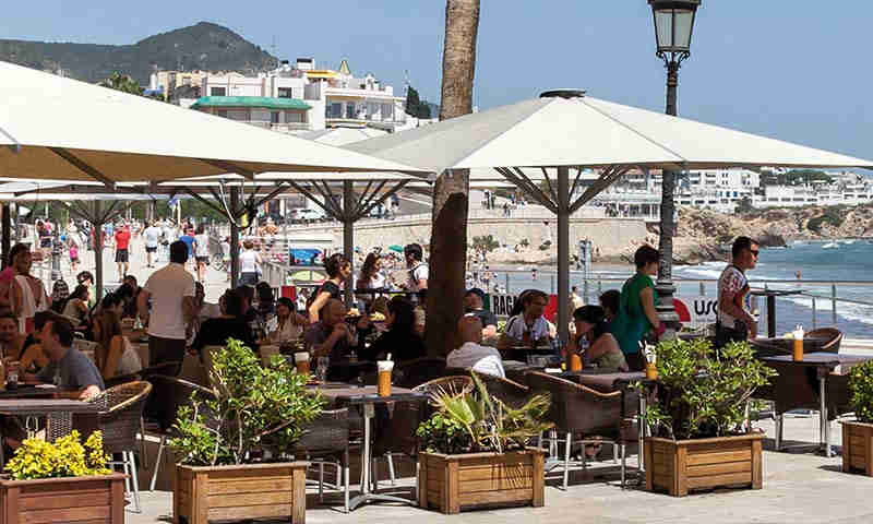 Italian restaurants in Sitges: Ragazzi in San Sebastian beach