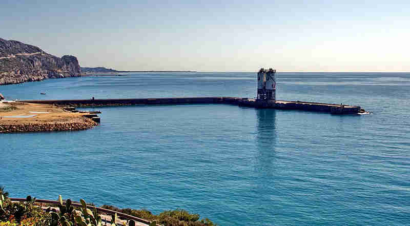 Tren de Barcelona a Sitges bordeando el mar