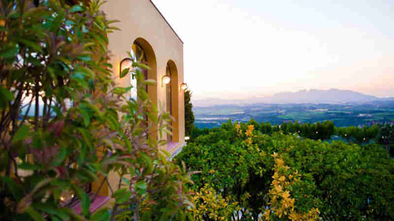 Los mejores restaurantes del Penedés: Mirador de les Caves con vistas a la montaña