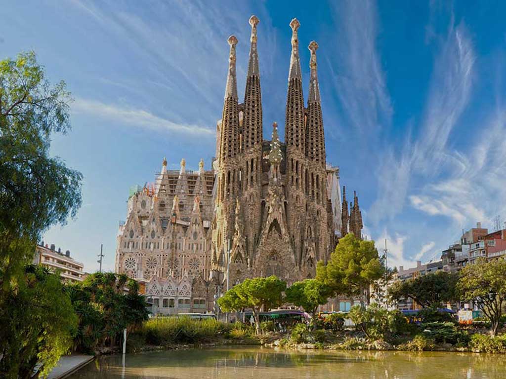 summer holidays period in Barcelona: La Sagrada Familia.