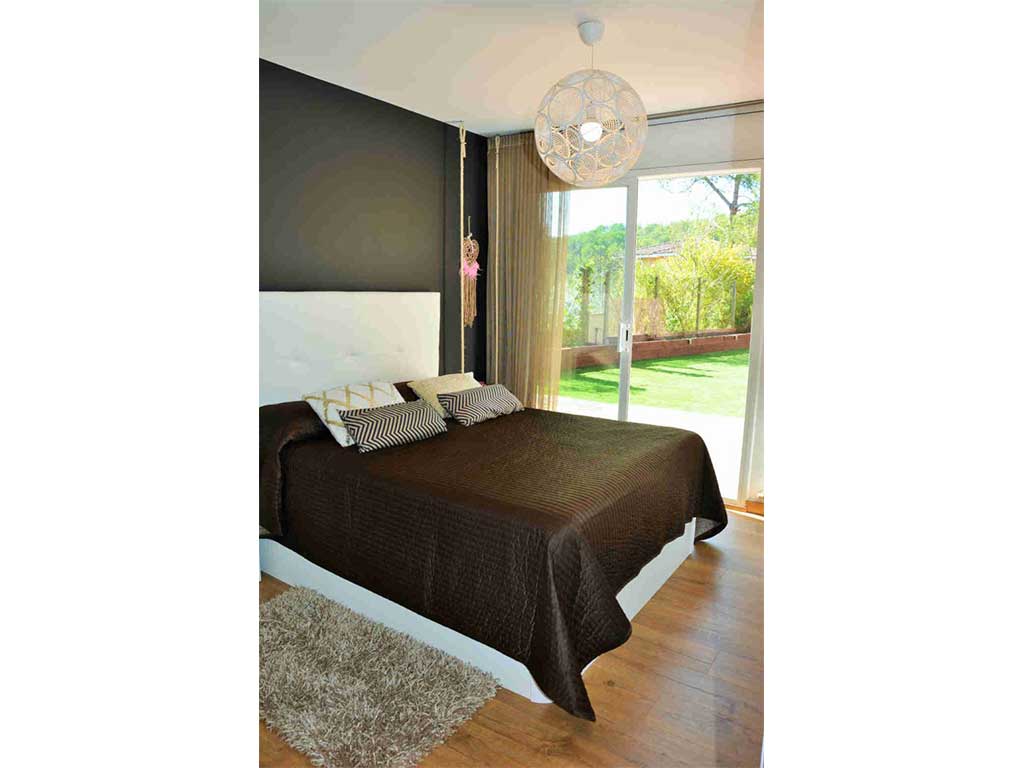 habitación con cama doble