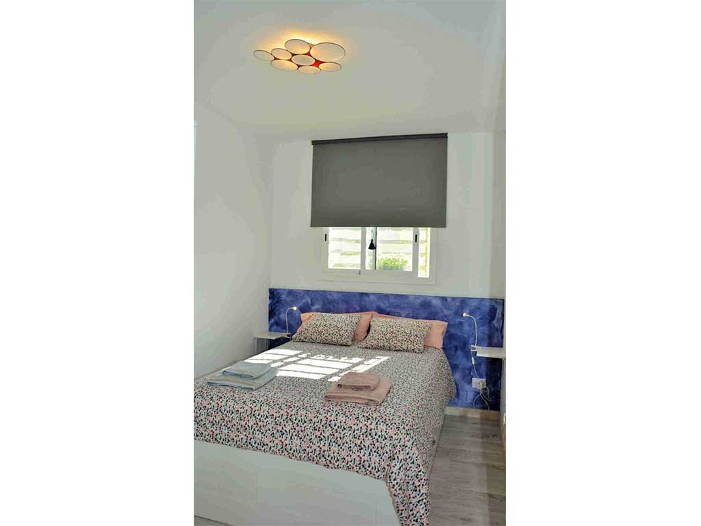 habitación con cama doble