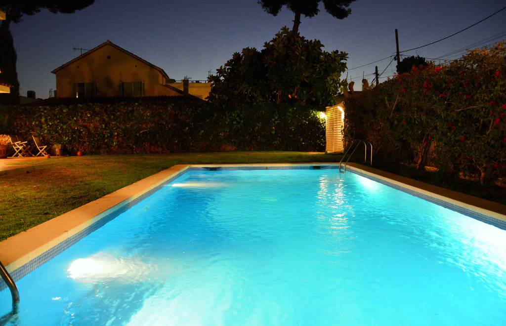 piscine dans une villa a Sitges