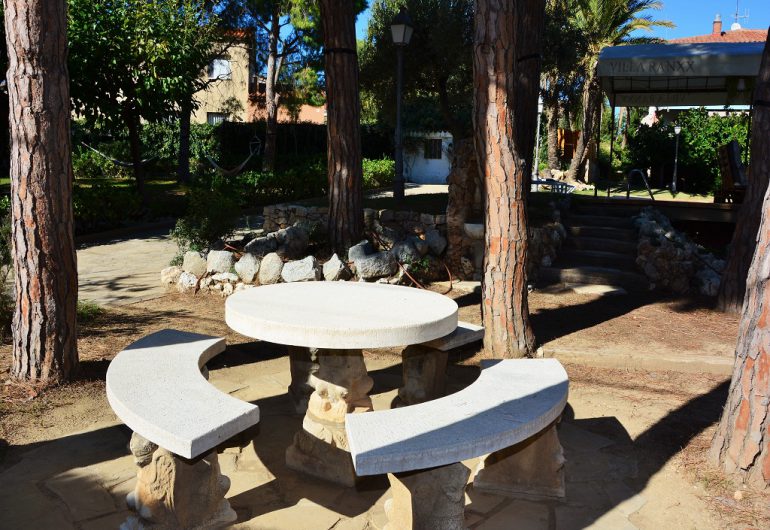 Table et coin repos jardin