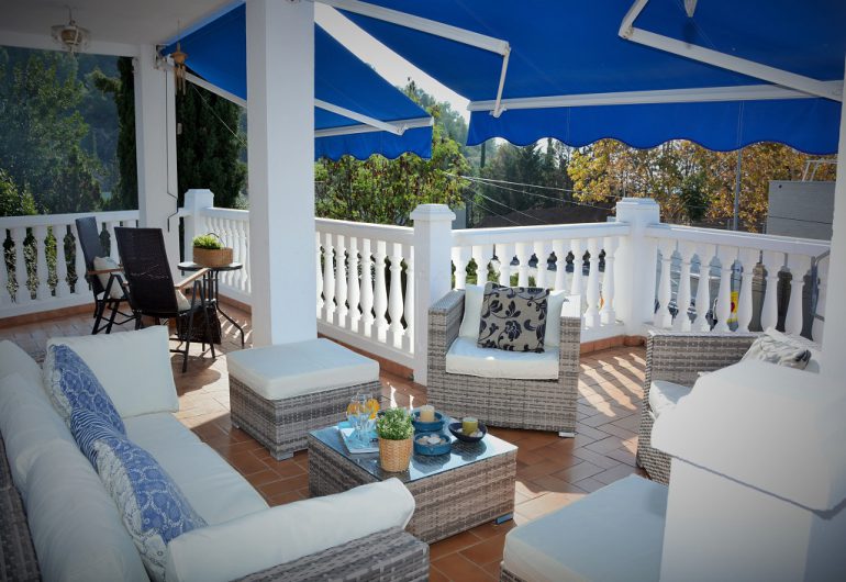 Terrasse avec fauteuils et tables basses