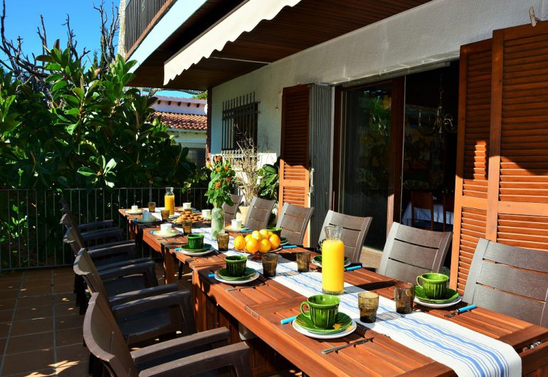 Terrasse avec table a manger