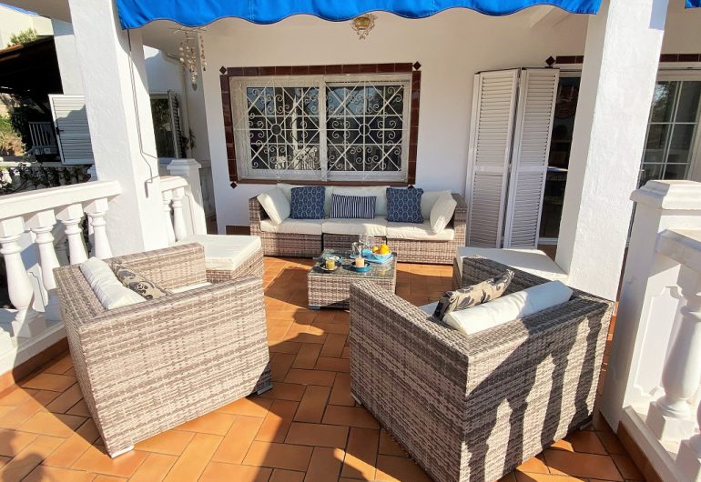 Fauteuil en terrasse au soleil