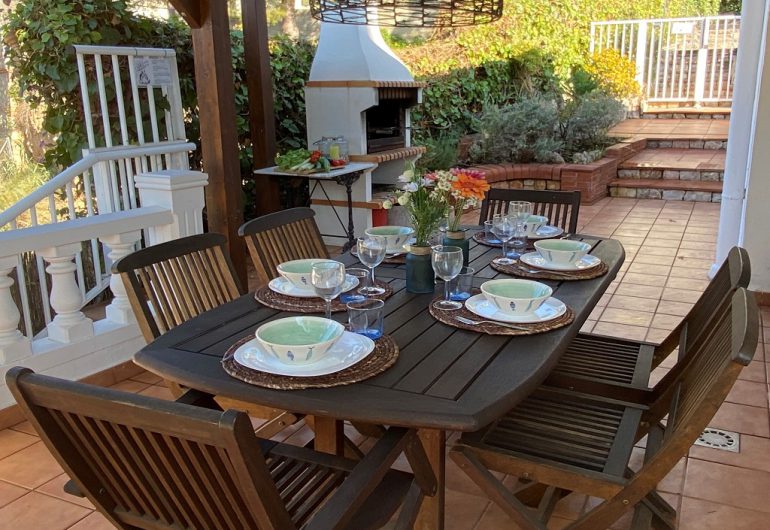Table a manger avec barbecue