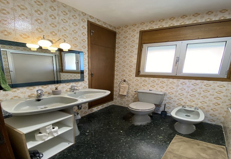Salle de bain avec toilette