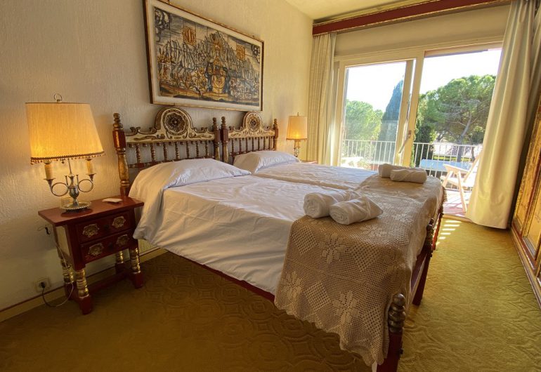 Grande chambre avec 2 lits simples