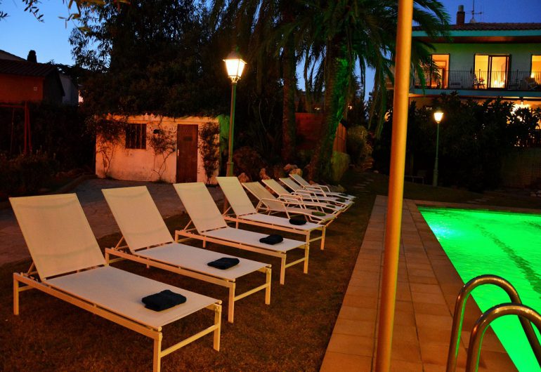 chaises longues proche de piscine