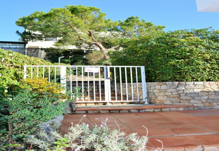 Jardin et porte d'accés