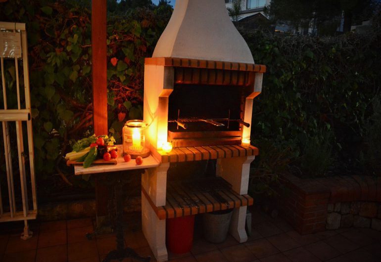 Barbecue avec lumiéres la nuit
