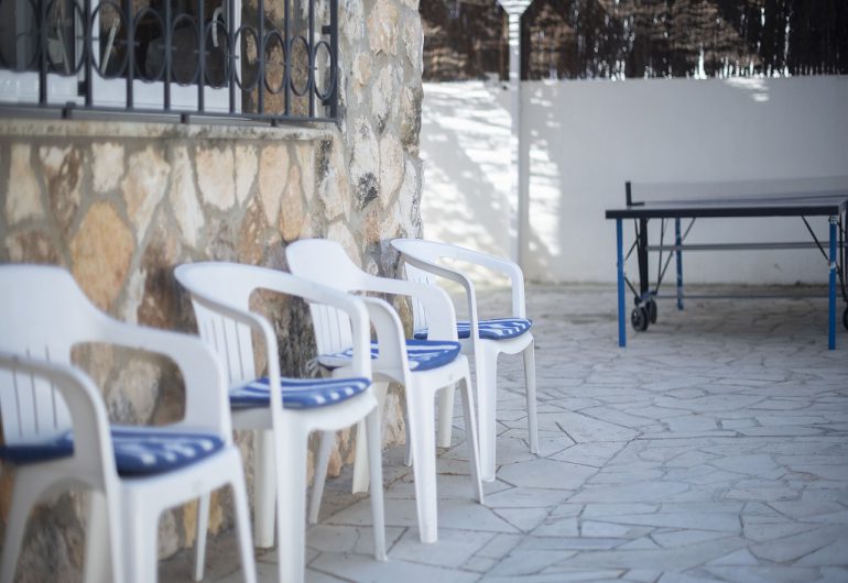 chaise a cote de la piscine